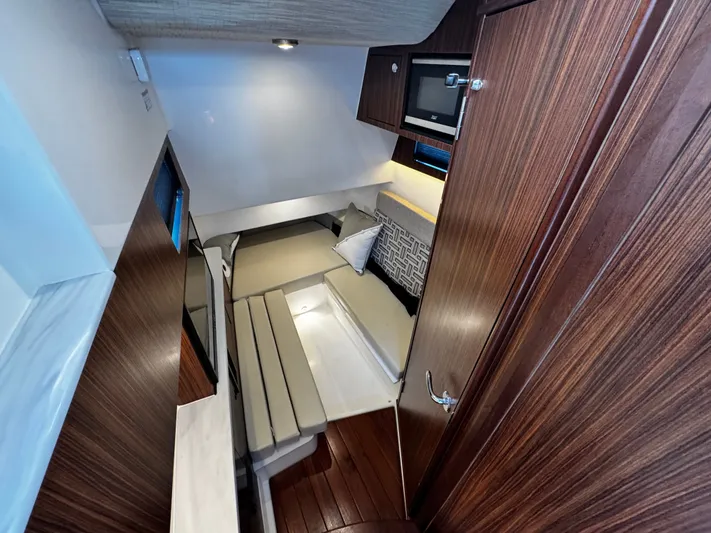  Yacht Photos Pics 2023 PURSUIT 358 S - Image 40