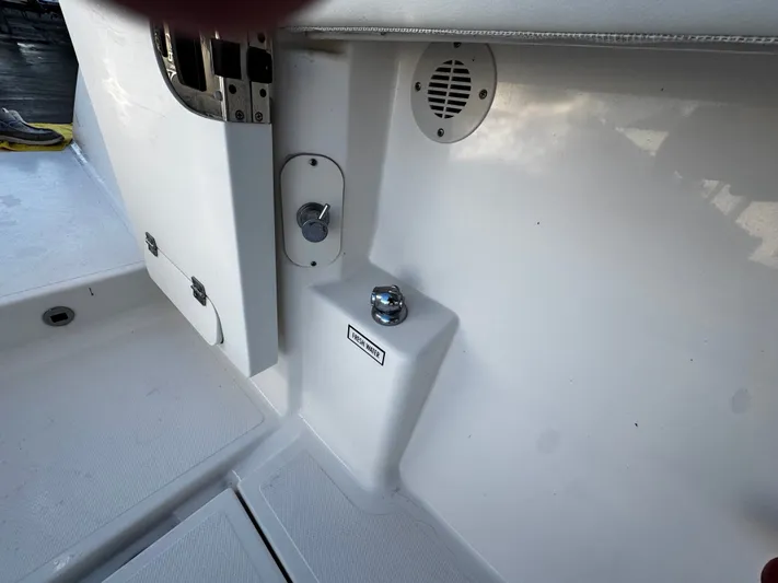  Yacht Photos Pics 2023 PURSUIT 358 S - Image 17