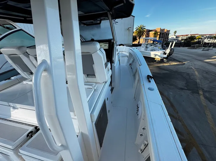  Yacht Photos Pics 2023 PURSUIT 358 S - Image 23