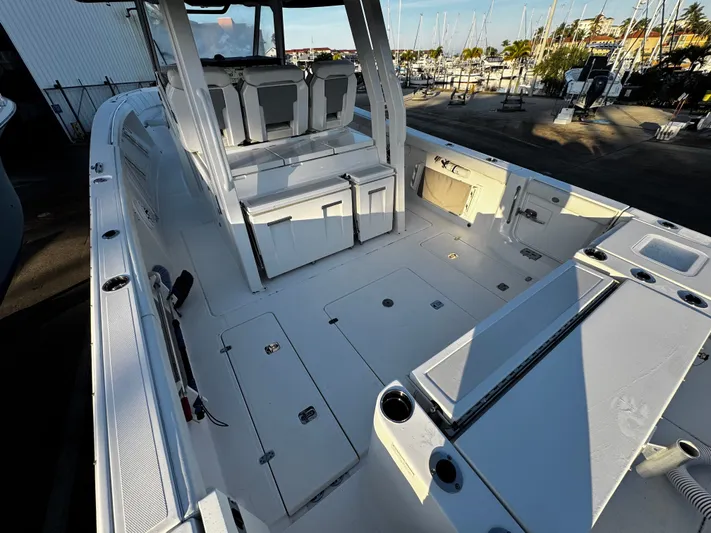  Yacht Photos Pics 2023 PURSUIT 358 S - Image 13