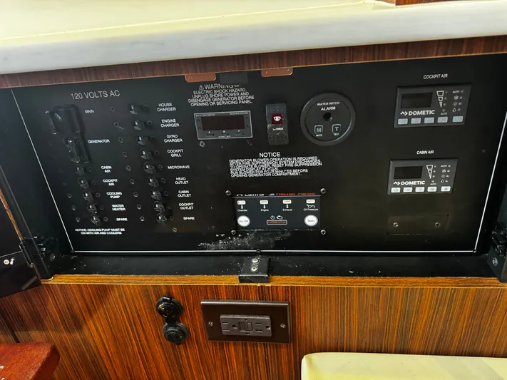  Yacht Photos Pics 2023 PURSUIT 358 S - Image 46