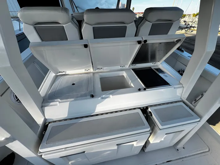  Yacht Photos Pics 2023 PURSUIT 358 S - Image 20