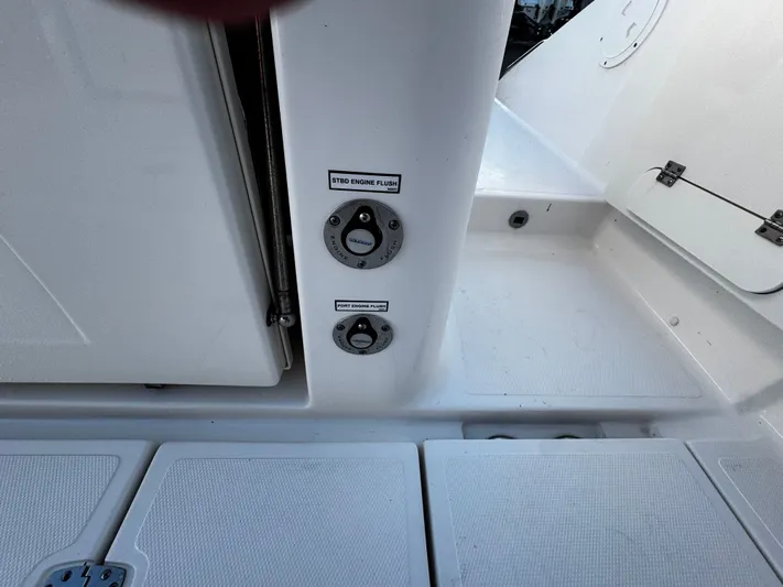  Yacht Photos Pics 2023 PURSUIT 358 S - Image 16