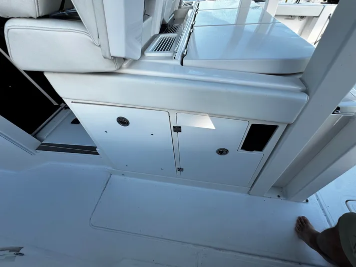  Yacht Photos Pics 2023 PURSUIT 358 S - Image 28