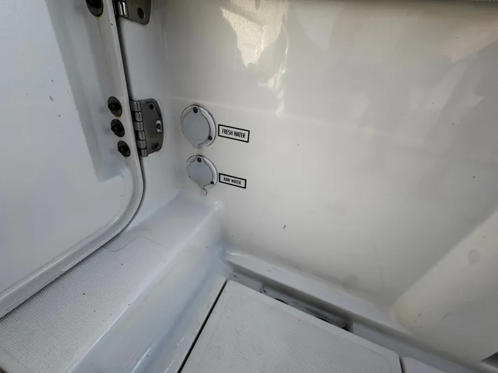  Yacht Photos Pics 2023 PURSUIT 358 S - Image 18