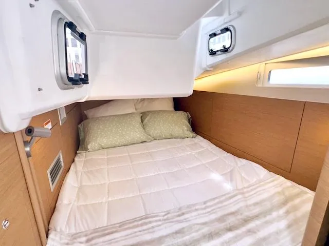 410 #345 In Stock Yacht Photos Pics Cozy cabin interior of 2024 Jeanneau Sun Odyssey 410 sailboat.