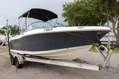 Robalo R207 Dual Console