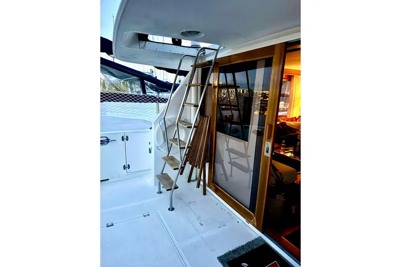 Kokomo Yacht Photos Pics Ocean Alexander 426 Classico 1997 yacht with ladder and sliding glass door.