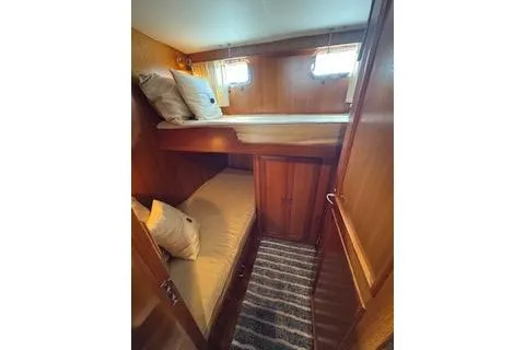 Kokomo Yacht Photos Pics 1997 Ocean Alexander 426 Classico cabin with wooden interior and bunk beds.