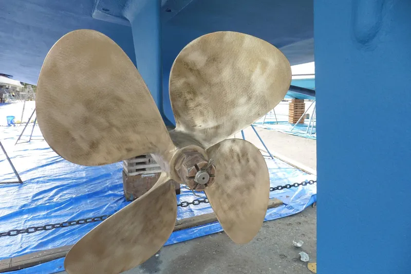 Kokomo Yacht Photos Pics Propeller of 1997 Ocean Alexander 426 CLASSICO SEDAN, displayed on a blue tarp.