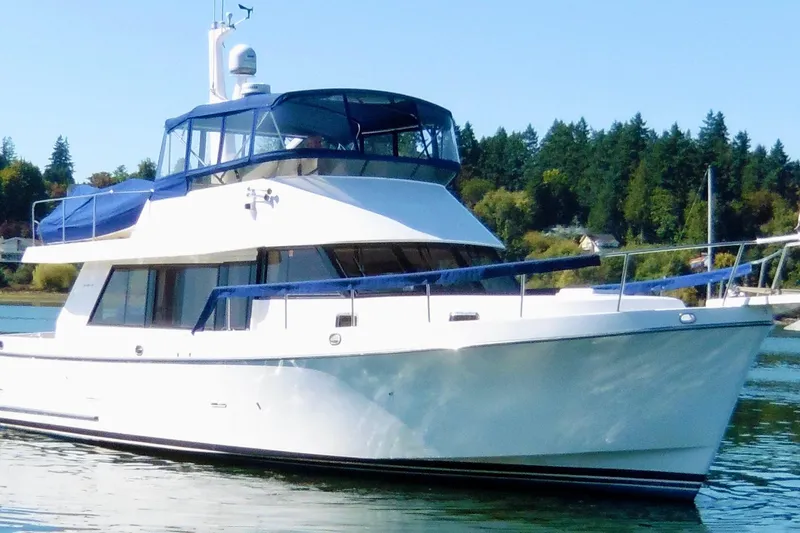 Kokomo Yacht Photos Pics 2000 Ocean Alexander 423 Classico yacht on calm water, surrounded by trees.