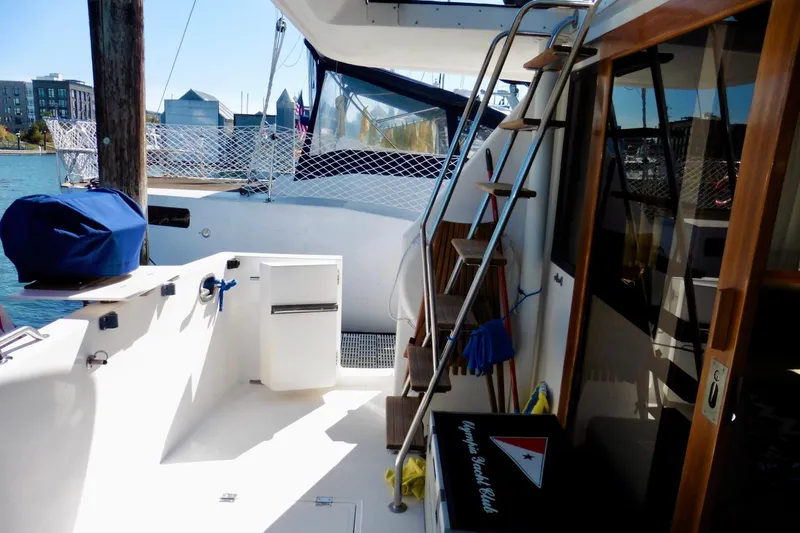 Kokomo Yacht Photos Pics Ocean Alexander 423 Classico yacht deck with ladder and marina view, 2000 model.