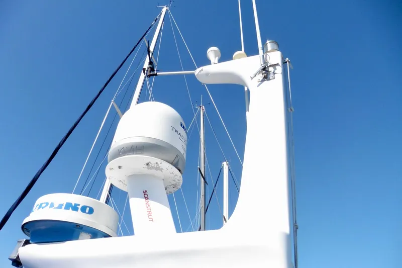 Kokomo Yacht Photos Pics Radar equipment on Ocean Alexander 423 Classico yacht, 2000 model, against clear blue sky.