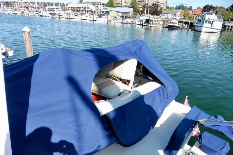 Kokomo Yacht Photos Pics Covered seating area on a 2000 Ocean Alexander 423 Classico yacht at a marina.