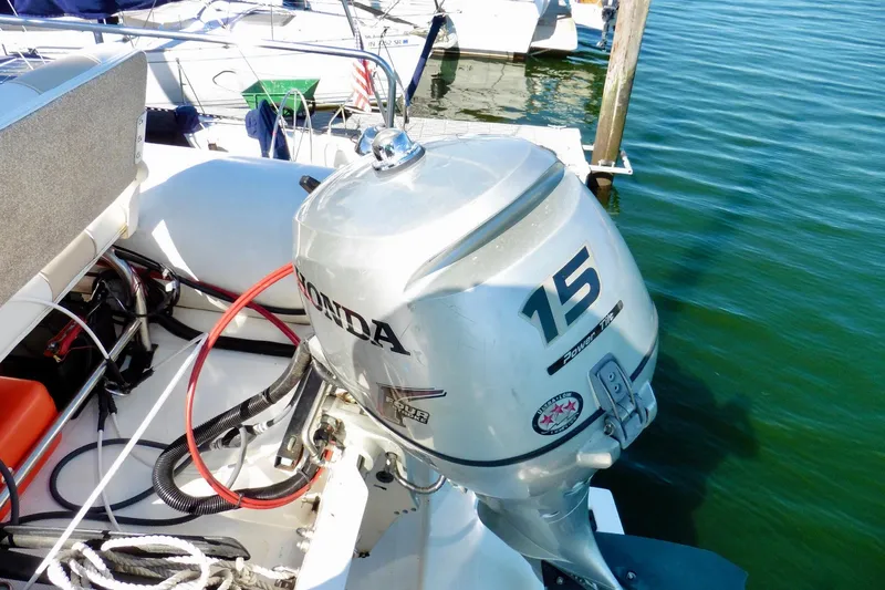 Kokomo Yacht Photos Pics Honda 15 outboard motor on 2000 Ocean Alexander 423 Classico boat at dock.