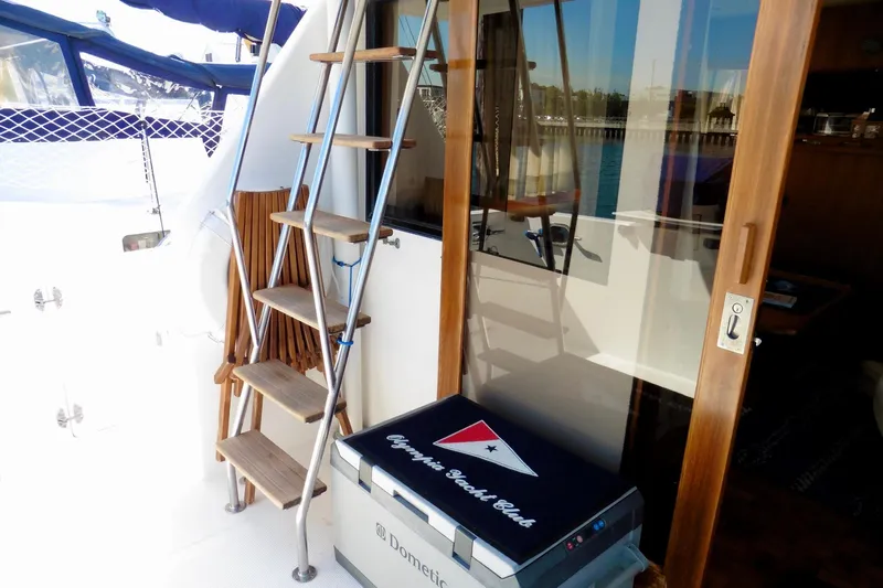 Kokomo Yacht Photos Pics Ocean Alexander 423 Classico yacht deck with ladder and sliding glass door, 2000 model.