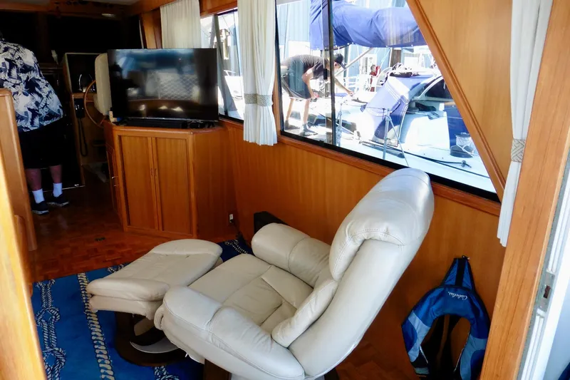 Kokomo Yacht Photos Pics Interior of 2000 Ocean Alexander 423 Classico yacht with leather chair and TV.