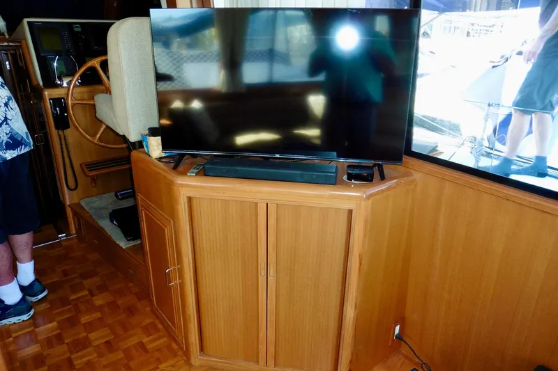 Kokomo Yacht Photos Pics Interior of 2000 Ocean Alexander 423 Classico yacht with TV and wooden cabinetry.