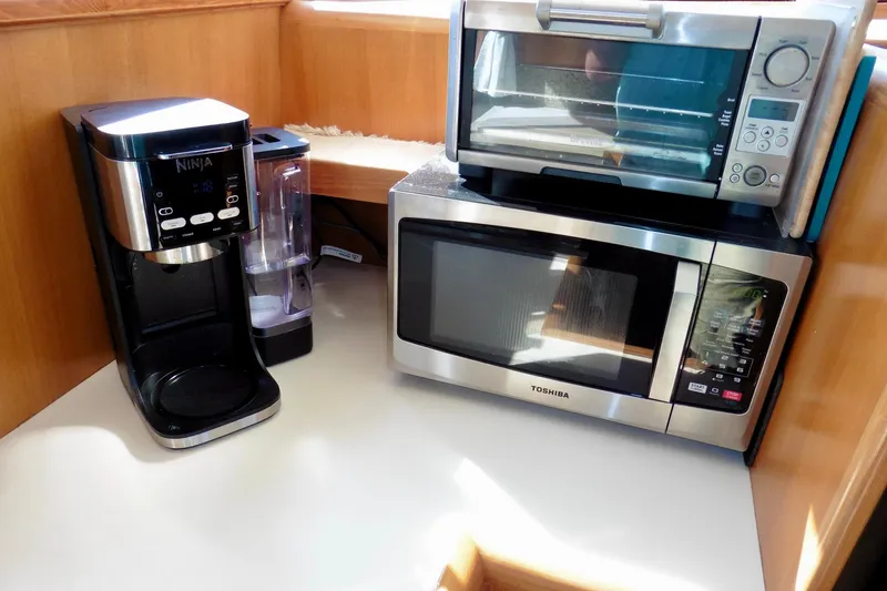 Kokomo Yacht Photos Pics Kitchen appliances on Ocean Alexander 423 Classico yacht, 2000 model, including coffee maker and microwave.