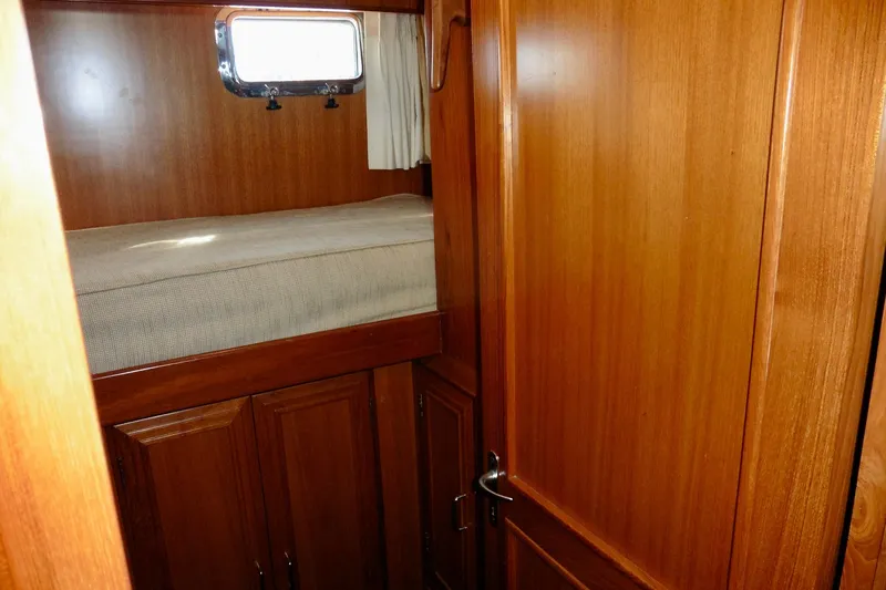 Kokomo Yacht Photos Pics Cozy wooden cabin interior of 2000 Ocean Alexander 423 Classico yacht.