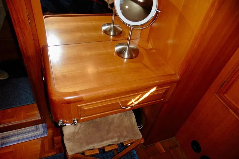 Kokomo Yacht Photos Pics Wooden vanity with mirror on Ocean Alexander 423 Classico yacht, 2000 model.