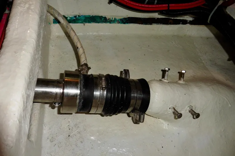 Kokomo Yacht Photos Pics Ocean Alexander 423 Classico 2000 boat shaft seal and hose clamps in engine room.