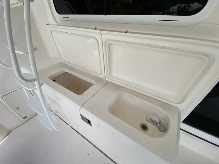 Pretty Fine Yacht Photos Pics 2003 Riviera 47 Convertible yacht sink and storage area.
