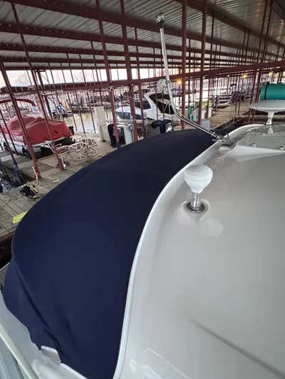 Lucky 9 Yacht Photos Pics 2007 Sea Ray 38 Sundancer in covered marina, featuring sleek design and modern equipment.