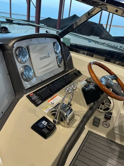 Lucky 9 Yacht Photos Pics 2007 Sea Ray 38 Sundancer helm with Garmin navigation and wooden steering wheel.