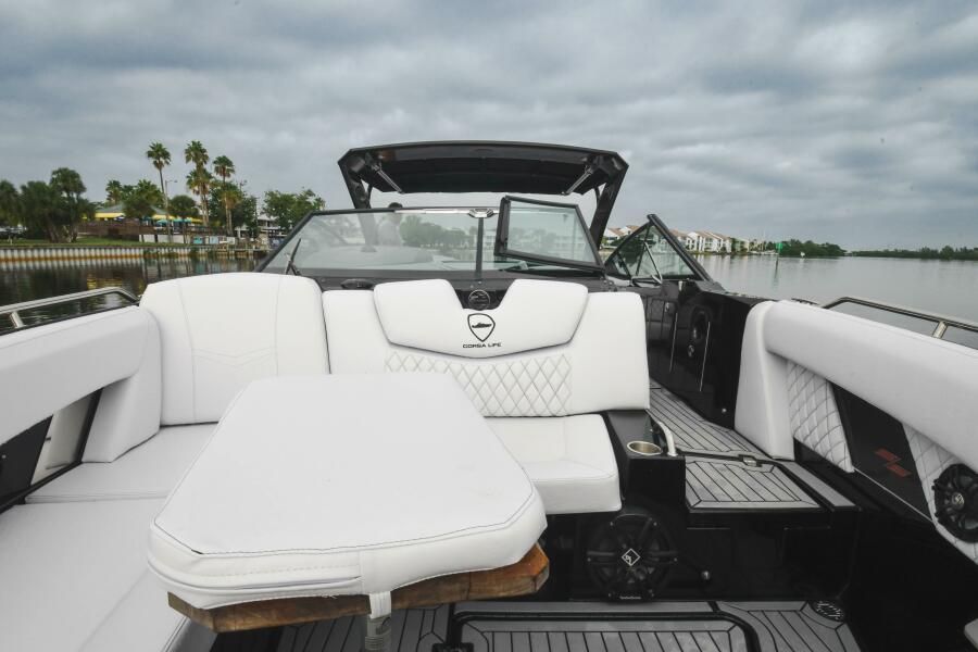 2019 Cruisers Yachts 338 SOUTH BEACH