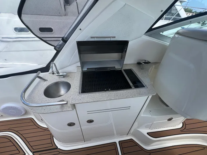 Baileys Dinghy Yacht Photos Pics 2010 Sea Ray 350 Sundancer boat kitchenette with grill and sink.