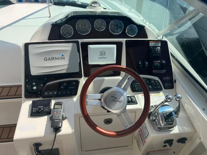 Baileys Dinghy Yacht Photos Pics Control panel of a 2010 Sea Ray 350 Sundancer with Garmin navigation system.