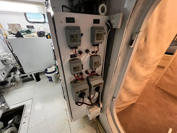 Ain't No Big Thing Yacht Photos Pics 