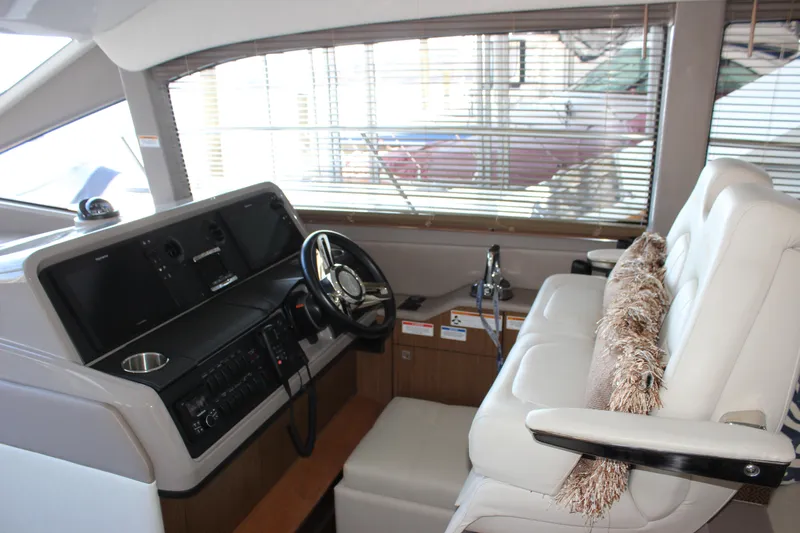  Yacht Photos Pics 2017 Sea Ray Fly 460 yacht helm with plush seating and modern controls.
