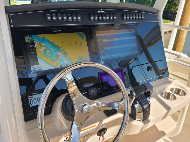 2022 Boston Whaler 330 Outrage