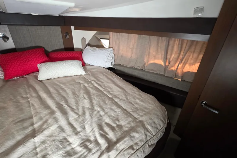  Yacht Photos Pics 2016 Sea Ray Sundancer 400 cabin with cozy bed, red pillows, and window curtains.