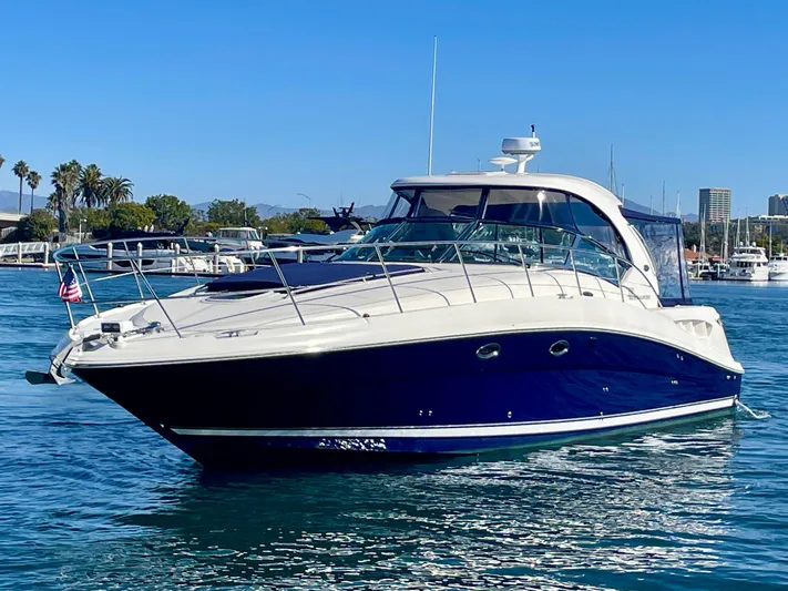 Deja Blue Yacht Photos Pics 2005 Sea Ray 390 Sundancer yacht cruising on clear blue water.