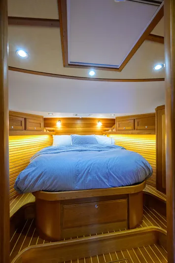 Vienna Yacht Photos Pics 2018 Sabre 48 Salon Express cabin with cozy bed and warm lighting.