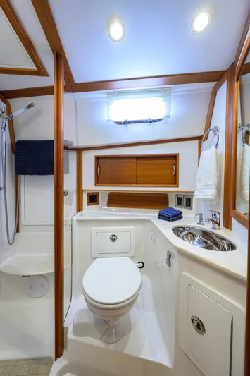 Vienna Yacht Photos Pics 2018 Sabre 48 Salon Express bathroom with modern fixtures and wooden accents.