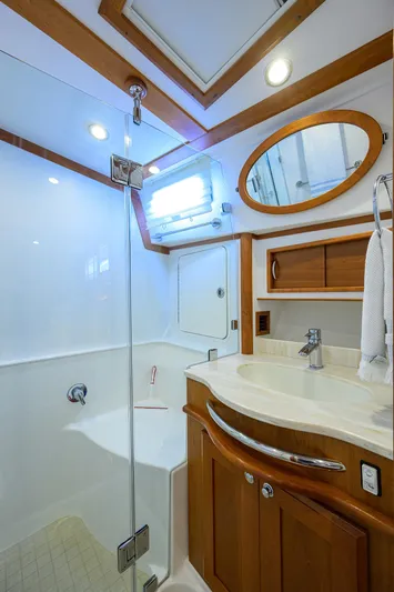 Vienna Yacht Photos Pics 2018 Sabre 48 Salon Express bathroom with modern fixtures and wooden accents.