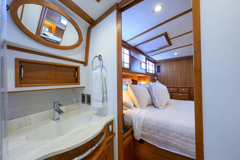 Vienna Yacht Photos Pics 2018 Sabre 48 Salon Express interior with cozy bedroom and elegant bathroom.
