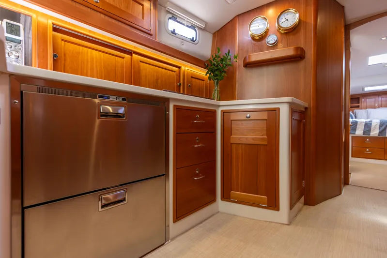 Covert III Yacht Photos Pics MJM 53 Covert III - Interior Cabin