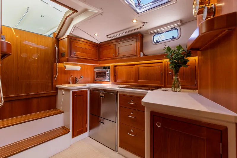 Covert III Yacht Photos Pics MJM 53 Covert III - Interior Cabin