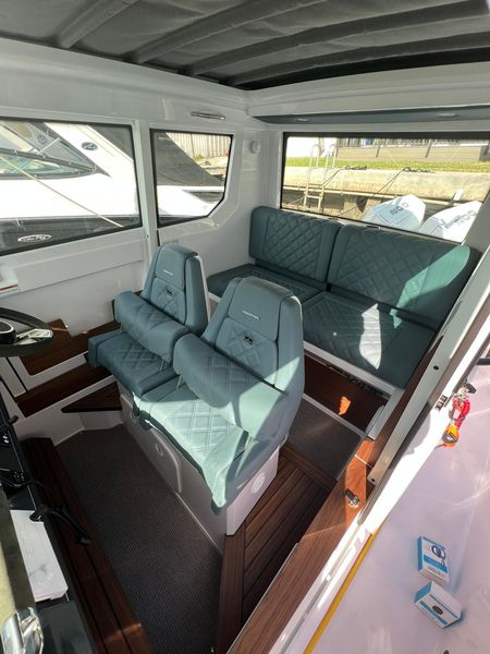 2023 Axopar 28 Cabin Wetbar