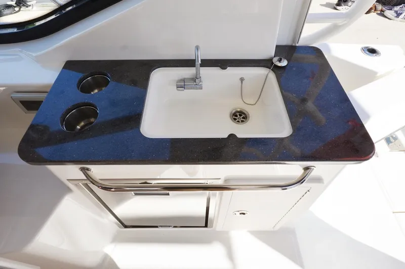  Yacht Photos Pics 2022-Boston-Whaler-325-Conquest-MarineMax-Ocean-View