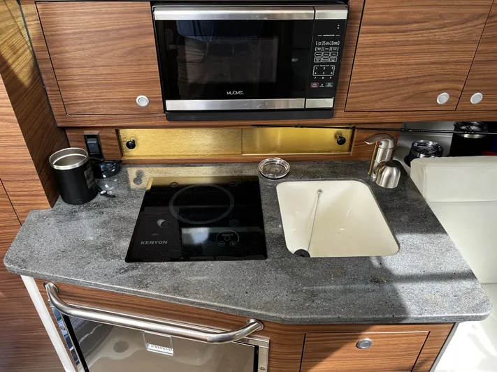  Yacht Photos Pics 2022-Boston-Whaler-325-Conquest-MarineMax-Ocean-View