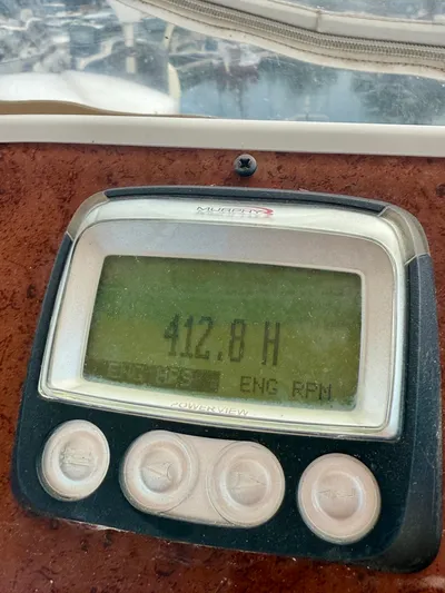  Yacht Photos Pics Digital display showing 412.8 hours on a 2008 Silverton 33 Convertible boat.