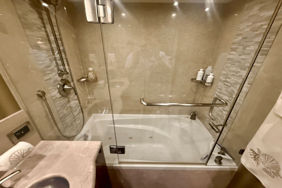 2005 Lazzara 68 