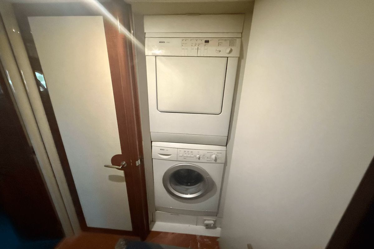 2005 Lazzara 68 