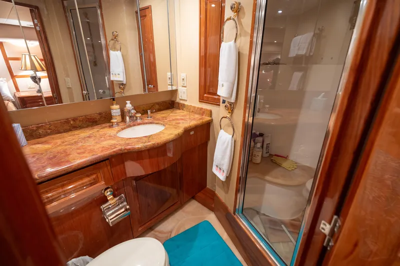 Annalize Yacht Photos Pics 2005 Hatteras 68 Convertible- Master Head